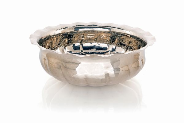 Coppa centrotavola in metallo argentato battuto a mano  - Asta ASTA A TEMPO - Antiquariato, Dipinti, Oggetti d'Arte e Pastori da Presepe Napoletani - Associazione Nazionale - Case d'Asta italiane