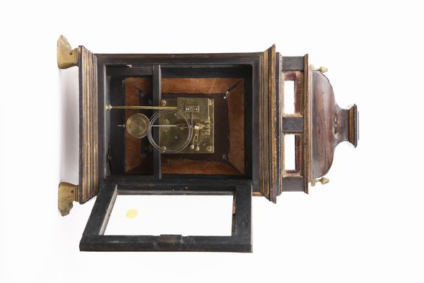 Pendola in palissandro con finiture in bronzo, XVIII secolo  - Asta ASTA A TEMPO - Antiquariato, Dipinti, Oggetti d'Arte e Pastori da Presepe Napoletani - Associazione Nazionale - Case d'Asta italiane