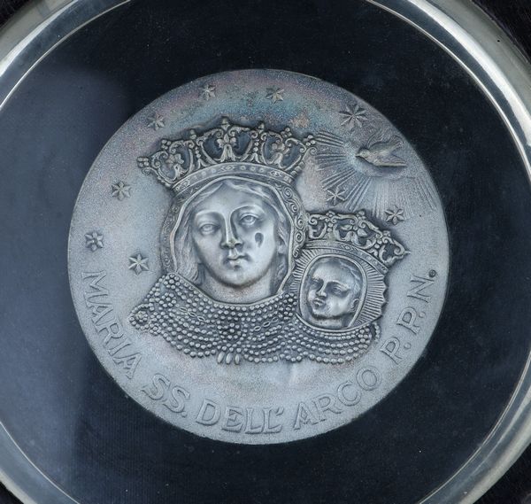 Ricordo del Santuario di Maria Santissima dell'Arco a Napoli con grande cornice in legno  - Asta ASTA A TEMPO - Antiquariato, Dipinti, Oggetti d'Arte e Pastori da Presepe Napoletani - Associazione Nazionale - Case d'Asta italiane