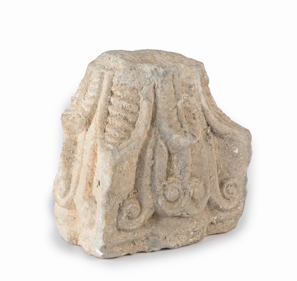 Frammento di capitello parietale in marmo  - Asta ASTA A TEMPO - Antiquariato, Dipinti, Oggetti d'Arte e Pastori da Presepe Napoletani - Associazione Nazionale - Case d'Asta italiane
