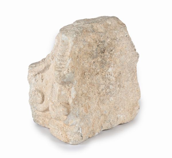 Frammento di capitello parietale in marmo  - Asta ASTA A TEMPO - Antiquariato, Dipinti, Oggetti d'Arte e Pastori da Presepe Napoletani - Associazione Nazionale - Case d'Asta italiane