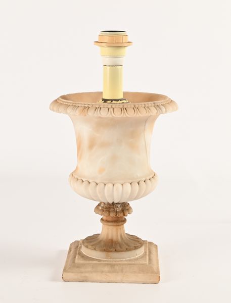 Lampada in alabastro a forma di vaso a cratere  - Asta ASTA A TEMPO - Antiquariato, Dipinti, Oggetti d'Arte e Pastori da Presepe Napoletani - Associazione Nazionale - Case d'Asta italiane