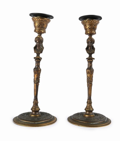 Coppia di candelieri in lega metallica, XX secolo  - Asta ASTA A TEMPO - Antiquariato, Dipinti, Oggetti d'Arte e Pastori da Presepe Napoletani - Associazione Nazionale - Case d'Asta italiane
