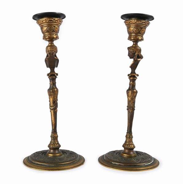 Coppia di candelieri in lega metallica, XX secolo  - Asta ASTA A TEMPO - Antiquariato, Dipinti, Oggetti d'Arte e Pastori da Presepe Napoletani - Associazione Nazionale - Case d'Asta italiane