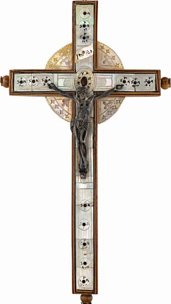 Crocifisso in ulivo e madreperla con figura in bronzo, arte sacra della Terra Santa, prima metà del XX secolo  - Asta ASTA A TEMPO - Antiquariato, Dipinti, Oggetti d'Arte e Pastori da Presepe Napoletani - Associazione Nazionale - Case d'Asta italiane
