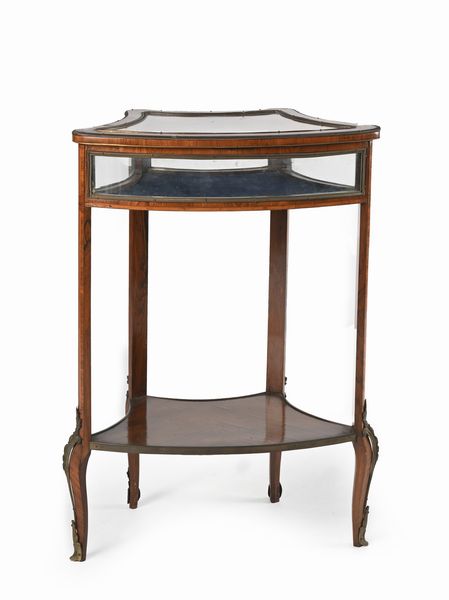 Tavolino-vetrina da centro in mogano con finiture in metallo dorato, fine del XIX secolo  - Asta ASTA A TEMPO - Antiquariato, Dipinti, Oggetti d'Arte e Pastori da Presepe Napoletani - Associazione Nazionale - Case d'Asta italiane
