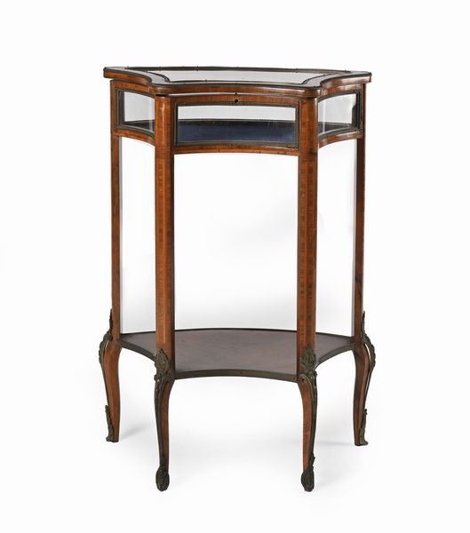 Tavolino-vetrina da centro in mogano con finiture in metallo dorato, fine del XIX secolo  - Asta ASTA A TEMPO - Antiquariato, Dipinti, Oggetti d'Arte e Pastori da Presepe Napoletani - Associazione Nazionale - Case d'Asta italiane