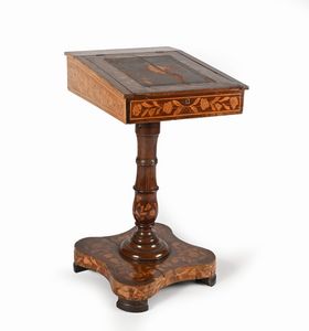 Piccolo scrittoio in legno intarsiato, Olanda, XIX secolo  - Asta ASTA A TEMPO - Antiquariato, Dipinti, Oggetti d'Arte e Pastori da Presepe Napoletani - Associazione Nazionale - Case d'Asta italiane