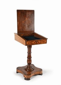 Piccolo scrittoio in legno intarsiato, Olanda, XIX secolo  - Asta ASTA A TEMPO - Antiquariato, Dipinti, Oggetti d'Arte e Pastori da Presepe Napoletani - Associazione Nazionale - Case d'Asta italiane