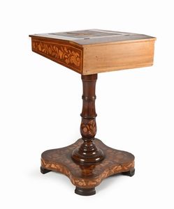 Piccolo scrittoio in legno intarsiato, Olanda, XIX secolo  - Asta ASTA A TEMPO - Antiquariato, Dipinti, Oggetti d'Arte e Pastori da Presepe Napoletani - Associazione Nazionale - Case d'Asta italiane