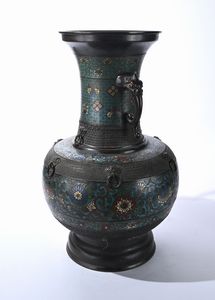 Vaso in bronzo brunito e smalti champlevé, Giappone, fine del XIX secolo  - Asta ASTA A TEMPO - Antiquariato, Dipinti, Oggetti d'Arte e Pastori da Presepe Napoletani - Associazione Nazionale - Case d'Asta italiane