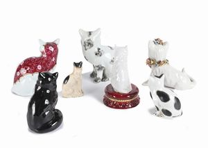 Sette figure di gatto in ceramica policroma, manifatture ed epoche diverse  - Asta ASTA A TEMPO - Antiquariato, Dipinti, Oggetti d'Arte e Pastori da Presepe Napoletani - Associazione Nazionale - Case d'Asta italiane