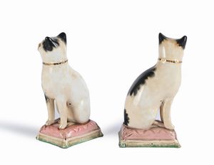 Coppia di gatti vittoriani in ceramica policroma, Staffordshire, Inghilterra, XIX secolo  - Asta ASTA A TEMPO - Antiquariato, Dipinti, Oggetti d'Arte e Pastori da Presepe Napoletani - Associazione Nazionale - Case d'Asta italiane