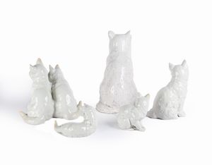 Sei figure di gatto in porcellana e ceramica bianca, manifattura Kunstabteilung, Germania, prima metà del XX secolo  - Asta ASTA A TEMPO - Antiquariato, Dipinti, Oggetti d'Arte e Pastori da Presepe Napoletani - Associazione Nazionale - Case d'Asta italiane