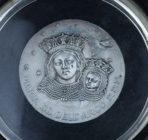 Ricordo del Santuario di Maria Santissima dell'Arco a Napoli con grande cornice in legno  - Asta ASTA A TEMPO - Antiquariato, Dipinti, Oggetti d'Arte e Pastori da Presepe Napoletani - Associazione Nazionale - Case d'Asta italiane