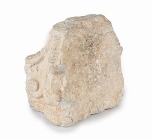 Frammento di capitello parietale in marmo  - Asta ASTA A TEMPO - Antiquariato, Dipinti, Oggetti d'Arte e Pastori da Presepe Napoletani - Associazione Nazionale - Case d'Asta italiane