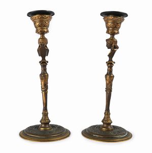 Coppia di candelieri in lega metallica, XX secolo  - Asta ASTA A TEMPO - Antiquariato, Dipinti, Oggetti d'Arte e Pastori da Presepe Napoletani - Associazione Nazionale - Case d'Asta italiane