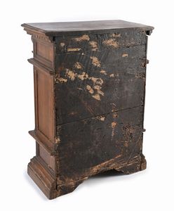 Piccola credenza in noce  - Asta ASTA A TEMPO - Antiquariato, Dipinti, Oggetti d'Arte e Pastori da Presepe Napoletani - Associazione Nazionale - Case d'Asta italiane