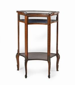 Tavolino-vetrina da centro in mogano con finiture in metallo dorato, fine del XIX secolo  - Asta ASTA A TEMPO - Antiquariato, Dipinti, Oggetti d'Arte e Pastori da Presepe Napoletani - Associazione Nazionale - Case d'Asta italiane