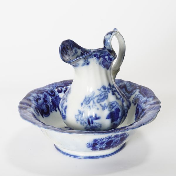 Brocca con catino.<BR>Milano, Societ� Ceramica Richard, verso il 1900.  - Asta Maioliche, Porcellane e Vetri - Associazione Nazionale - Case d'Asta italiane