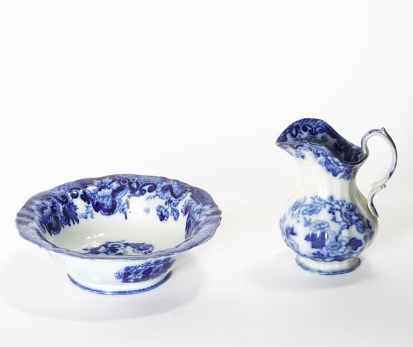 Brocca con catino.<BR>Milano, Societ� Ceramica Richard, verso il 1900.  - Asta Maioliche, Porcellane e Vetri - Associazione Nazionale - Case d'Asta italiane