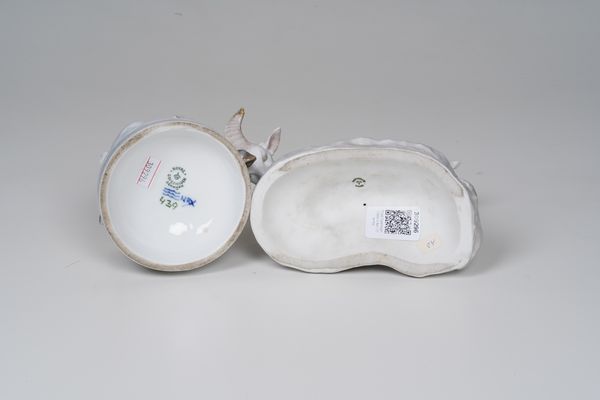 Due figurine. <BR>Danimarca, Manifattura Royal Copenhagen, primi del XX secolo e 1959.  - Asta Maioliche, Porcellane e Vetri - Associazione Nazionale - Case d'Asta italiane