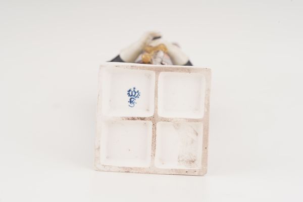 Figurina di corazziere.<BR>Germania, Turingia, Manifattura di Sitzendorf, XX secolo.  - Asta Maioliche, Porcellane e Vetri - Associazione Nazionale - Case d'Asta italiane