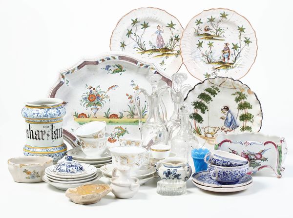 Lotto con 13 maioliche, 15 porcellane e 5 vetri.<BR>Manifatture diverse, XVIII-XX secolo.  - Asta Maioliche, Porcellane e Vetri - Associazione Nazionale - Case d'Asta italiane