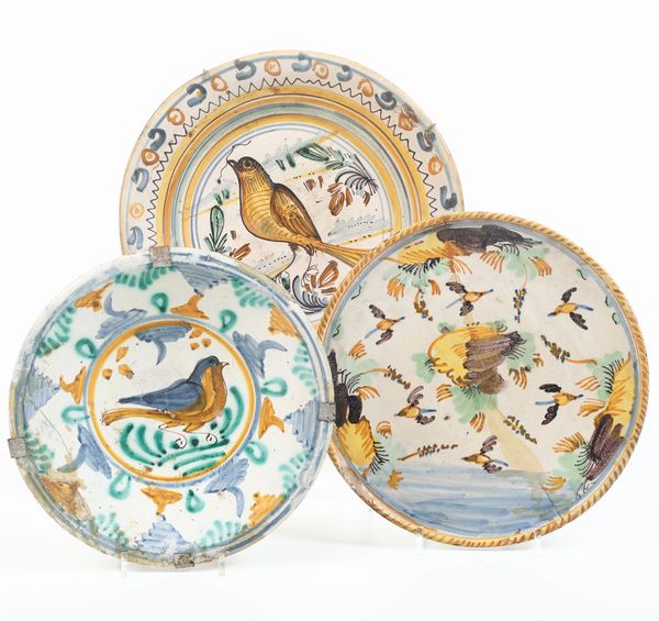 Due piatti e un'alzatina.<BR>Italia, XVIII secolo.  - Asta Maioliche, Porcellane e Vetri - Associazione Nazionale - Case d'Asta italiane