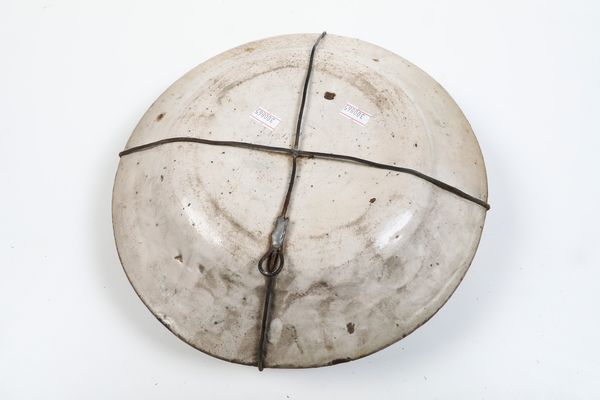 Due piatti e un'alzatina.<BR>Italia, XVIII secolo.  - Asta Maioliche, Porcellane e Vetri - Associazione Nazionale - Case d'Asta italiane