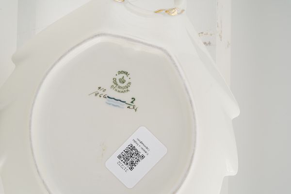 Vassoio a foglia.<BR>Danimarca, Manifattura Royal Copenhagen, 1955 circa.  - Asta Maioliche, Porcellane e Vetri - Associazione Nazionale - Case d'Asta italiane