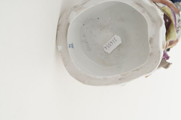 Due grandi figure.<BR>Germania, probabilmente Turingia, XX secolo.  - Asta Maioliche, Porcellane e Vetri - Associazione Nazionale - Case d'Asta italiane