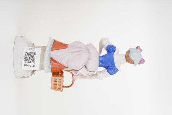 Figurina di giovane con cestino.<BR>Germania, Turingia, Manifattura di Sitzendorf, XX secolo.  - Asta Maioliche, Porcellane e Vetri - Associazione Nazionale - Case d'Asta italiane