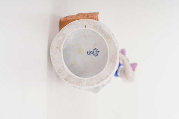 Figurina di giovane con cestino.<BR>Germania, Turingia, Manifattura di Sitzendorf, XX secolo.  - Asta Maioliche, Porcellane e Vetri - Associazione Nazionale - Case d'Asta italiane