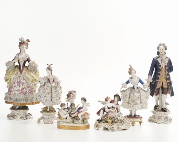 Quattro sculture e due gruppi.<BR>Germania, XX secolo.  - Asta Maioliche, Porcellane e Vetri - Associazione Nazionale - Case d'Asta italiane