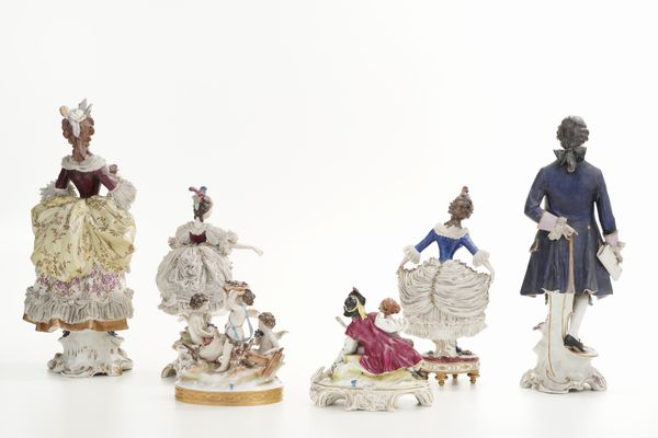 Quattro sculture e due gruppi.<BR>Germania, XX secolo.  - Asta Maioliche, Porcellane e Vetri - Associazione Nazionale - Case d'Asta italiane