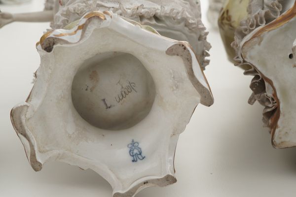 Quattro sculture e due gruppi.<BR>Germania, XX secolo.  - Asta Maioliche, Porcellane e Vetri - Associazione Nazionale - Case d'Asta italiane