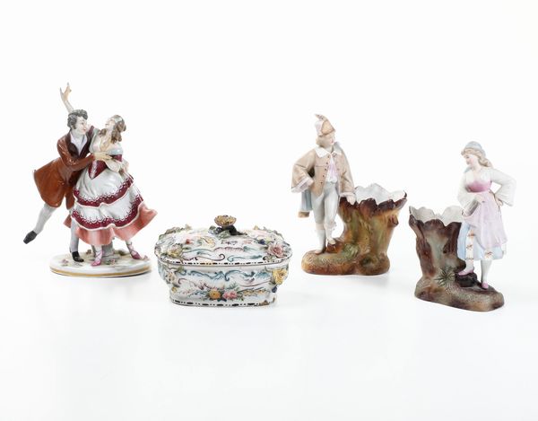 Una scatola e tre figurine.<BR>Nove, XIX secolo e Germania XX secolo.  - Asta Maioliche, Porcellane e Vetri - Associazione Nazionale - Case d'Asta italiane