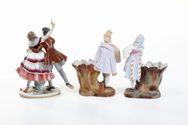 Una scatola e tre figurine.<BR>Nove, XIX secolo e Germania XX secolo.  - Asta Maioliche, Porcellane e Vetri - Associazione Nazionale - Case d'Asta italiane
