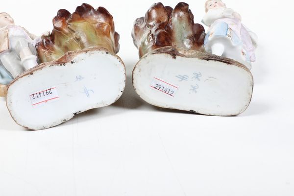 Una scatola e tre figurine.<BR>Nove, XIX secolo e Germania XX secolo.  - Asta Maioliche, Porcellane e Vetri - Associazione Nazionale - Case d'Asta italiane