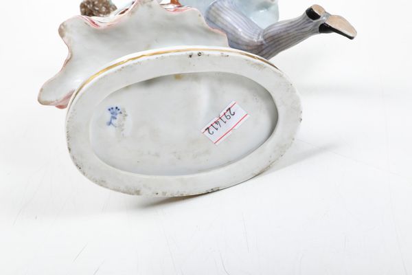 Una scatola e tre figurine.<BR>Nove, XIX secolo e Germania XX secolo.  - Asta Maioliche, Porcellane e Vetri - Associazione Nazionale - Case d'Asta italiane