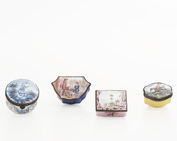 Quattro tabacchiere, XIX-XX secolo.  - Asta Maioliche, Porcellane e Vetri - Associazione Nazionale - Case d'Asta italiane