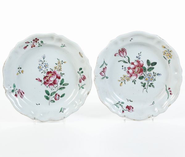Coppia di piatti.<BR>Francia, XVIII secolo.  - Asta Maioliche, Porcellane e Vetri - Associazione Nazionale - Case d'Asta italiane