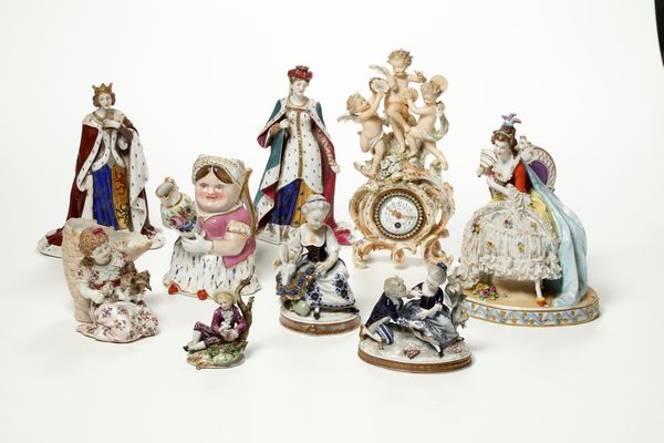Diverse figurine e un orologio, XX secolo.  - Asta Maioliche, Porcellane e Vetri - Associazione Nazionale - Case d'Asta italiane