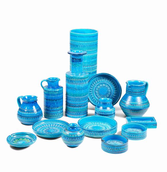 Quattordici diverse ceramiche Rimini Blu.<BR>Montelupo Fiorentino, Manifattura Bitossi, dopo il 1959.<BR>Design di Aldo Londi.  - Asta Maioliche, Porcellane e Vetri - Associazione Nazionale - Case d'Asta italiane