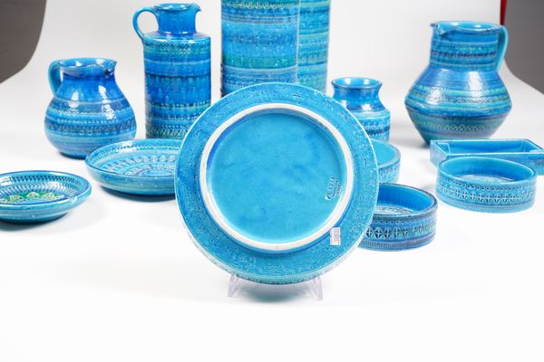 Quattordici diverse ceramiche Rimini Blu.<BR>Montelupo Fiorentino, Manifattura Bitossi, dopo il 1959.<BR>Design di Aldo Londi.  - Asta Maioliche, Porcellane e Vetri - Associazione Nazionale - Case d'Asta italiane