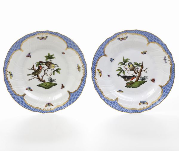 Coppia di piatti Rothschild.<BR>Ungheria, Manifattura Herend, XX secolo.  - Asta Maioliche, Porcellane e Vetri - Associazione Nazionale - Case d'Asta italiane