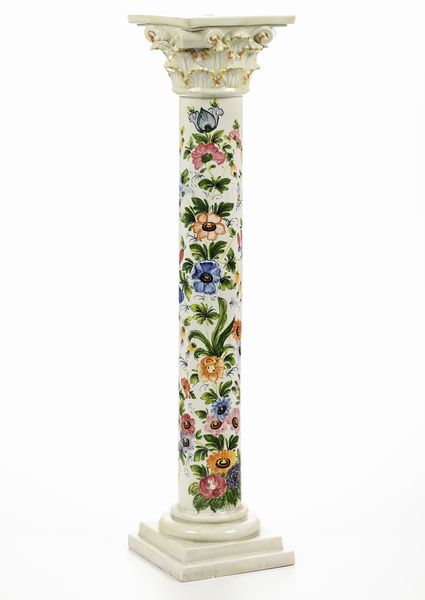 Colonna decorata in policromia, XX secolo.  - Asta Maioliche, Porcellane e Vetri - Associazione Nazionale - Case d'Asta italiane