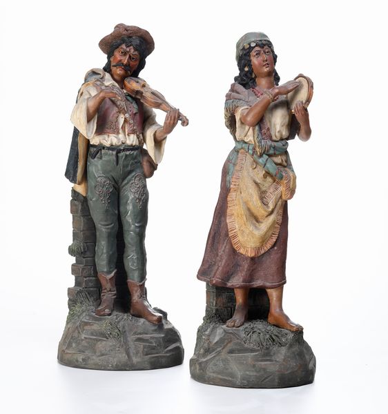Coppia di figurine raffiguranti gitani.<BR>Germania, Johann Maresch, prima met del XX secolo.  - Asta Maioliche, Porcellane e Vetri - Associazione Nazionale - Case d'Asta italiane