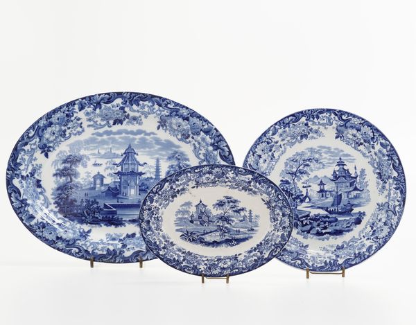 Tre grandi piatti.<BR>Inghilterra, Manifattura Wedgwood, prima met del XX secolo.  - Asta Maioliche, Porcellane e Vetri - Associazione Nazionale - Case d'Asta italiane